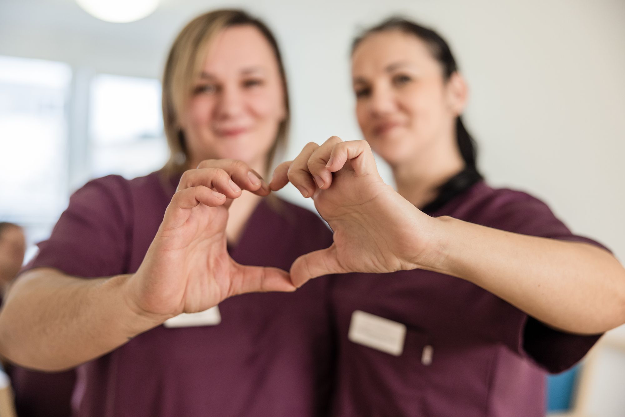 Gückliche Mitarbeiterin bei Charleston