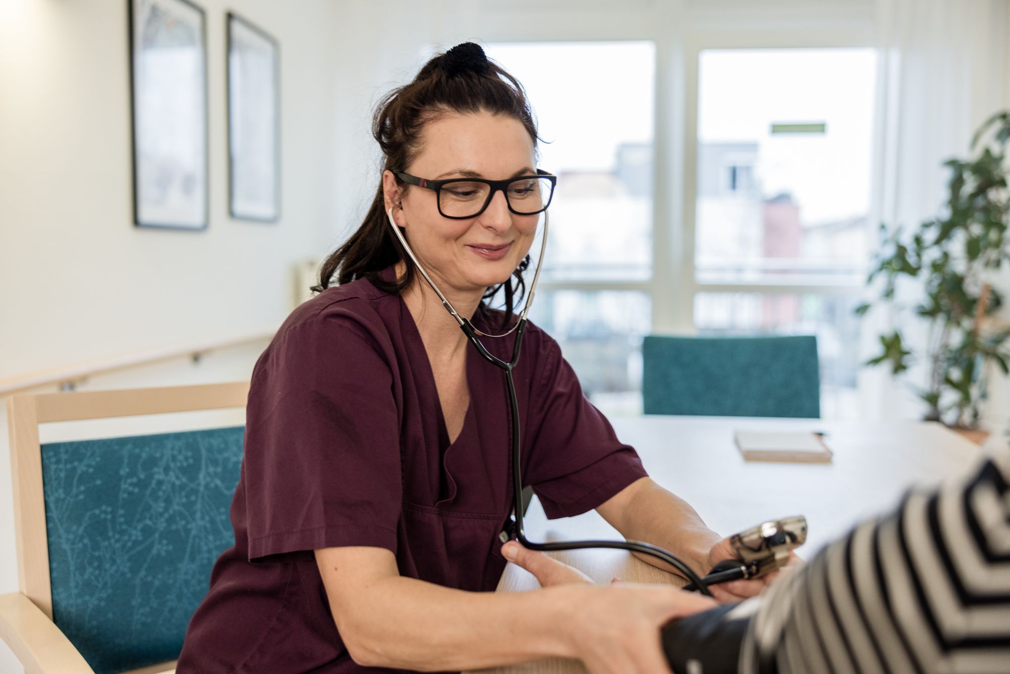 EIne motivierte Mitarbeiterin aus dem Pflegebereich bei Charleston